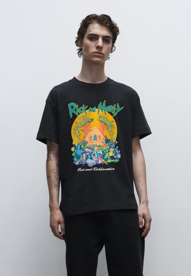 Czarna bawełniana koszulka z kolorową grafiką z „Rick and Morty” w okrągłym wzorze, z postaciami z kreskówki i napisem na dole.