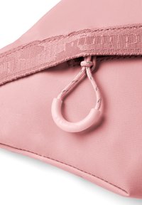 Rosa Stofftasche mit strukturierten Oberflächen, Reißverschluss mit Schlaufen-Zipper und einem geflochtenen Strap in der oberen Kante.