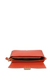 Rode leren clutch met een gladde textuur, gouden hardware, ritscompartimenten en een klepsluiting. Interieur bevat meerdere vakken.