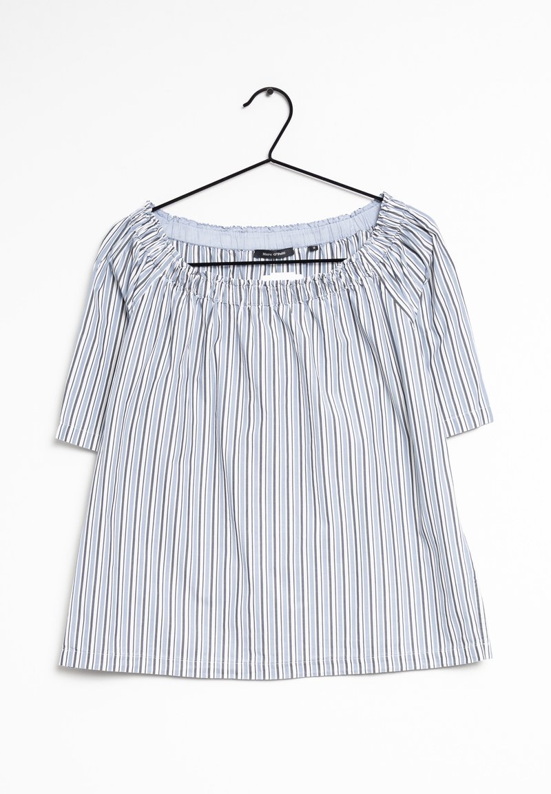 Blouse à rayures verticales bleues et blanches, épaules dénudées, avec encolure élastique et manches mi-longues sur un cintre noir, fond blanc.