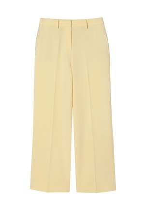 Pantalon large jaune clair avec pli frontal, passants de ceinture, poches latérales et fermeture frontale dissimulée.