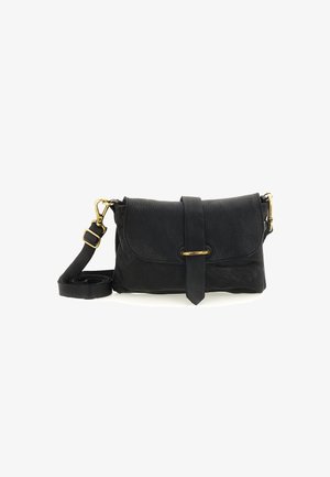 Borsa a tracolla nera in pelle con superficie texturizzata, chiusura a patta e hardware dorato. Cinghia regolabile e dettaglio con fibbia al centro.
