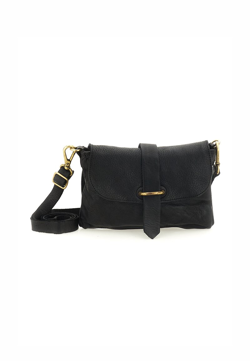 Borsa a tracolla nera in pelle con superficie texturizzata, chiusura a patta e hardware dorato. Cinghia regolabile e dettaglio con fibbia al centro.
