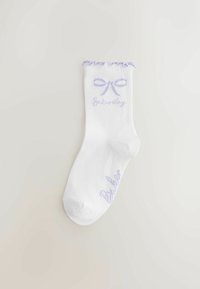 Bijele gležnjače s vezanim tekstom "Subota" u lavandi i dizajnom mašne na gornjem rubu; mekana, rebrasta tekstura.