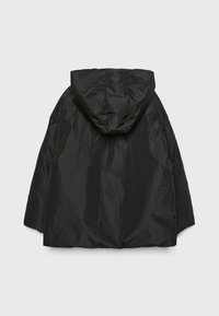 Schwarze Puffjacke mit Kapuze, die eine glatte, leicht glänzende Textur aufweist. Das Design ist übergroß mit einer abgerundeten Form und ohne sichtbare Verschlüsse.