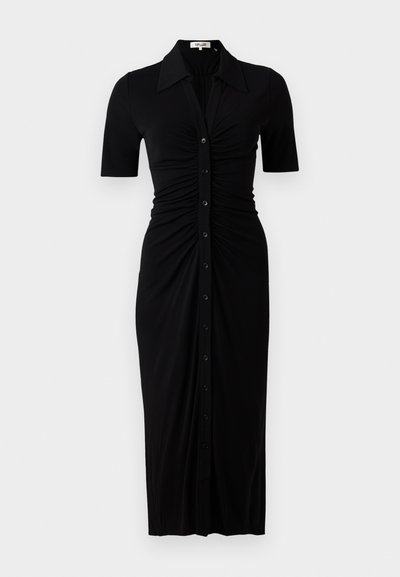 Robe noire à manches courtes, avec un devant boutonné et des détails froncés. Fabriquée en tissu lisse, longueur genoux et silhouette près du corps.