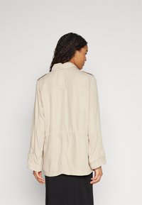 ONLY ONLKENYA LIFE UTILITY JACKET  - Tunn jacka - silver lining
