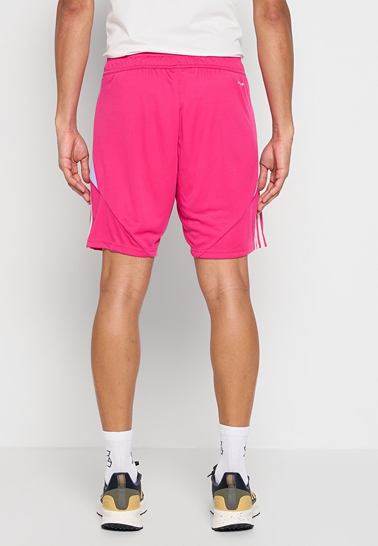 Shorts de sport roses avec une taille élastique, des poches latérales et des accents bleu clair contrastants. Tissu léger et qui évacue l'humidité.