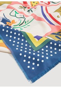 Écharpe en soie multicolore présentant des motifs floraux et abstraits, avec une section à pois bleus et des bords frangés.