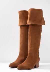 KIOMI Botas mosqueteras - cognac