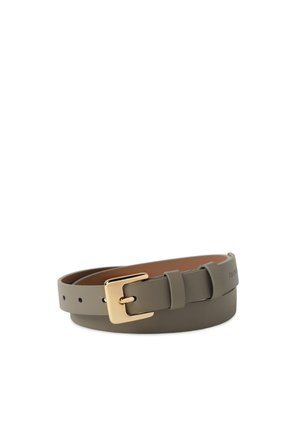 Ceinture en cuir marron roulée avec boucle rectangulaire dorée et plusieurs trous de réglage sur fond blanc.