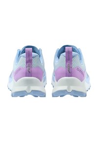 Scarpe da ginnastica azzurro chiaro con tomaia testurizzata, soletta bianca e dettagli viola. Presentano un'etichetta di richiamo e una suola grip con motivo.