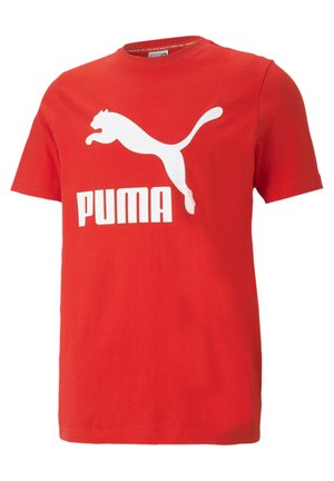 Maglietta rossa a maniche corte con grande logo Puma bianco e testo centrato sulla parte anteriore.