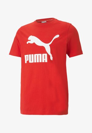 T-shirt rouge à manches courtes avec un grand logo Puma blanc et du texte centrés sur le devant.