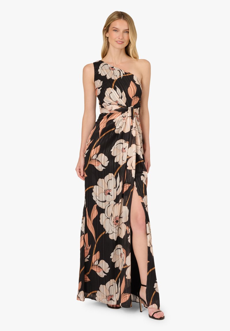 Maxikleid in Schwarz mit floralem Muster in Creme und Pfirsich, ein-schulter Stil, Taillenschleife, plissierte Textur und seitlicher Schlitz.