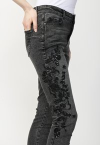 Koroshi LONG  - Karcsúsított farmerek - black denim