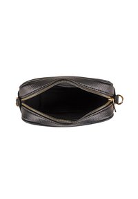 Sac de crossbody en cuir noir, avec un extérieur texturé, une fermeture éclair dorée et un intérieur spacieux sans compartiments supplémentaires.