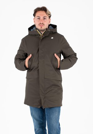 Parka en kaki avec capuche, grandes poches avant et fermeture éclair. Présente une doublure intérieure bleue et un petit logo sur la poitrine.