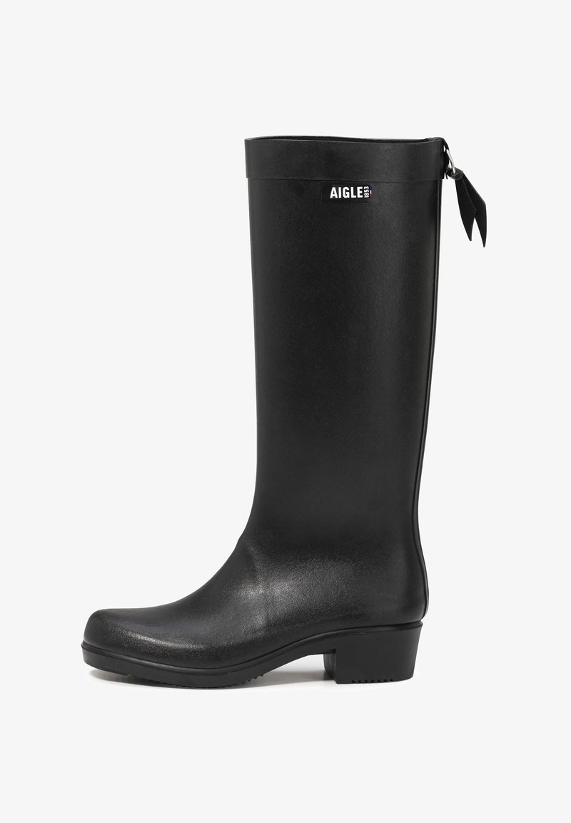 Botte de pluie en caoutchouc noir avec un bout arrondi, texture lisse, talon bas et un logo sur le dessus. Design de tige verticale.