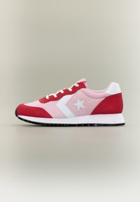 Κόκκινο και ροζ αθλητικό παπούτσι χαμηλού ύψους με λευκό λογότυπο αστέρι στη πλευρά, λευκά κορδόνια και μαύρη σόλα, εμφανιζόμενο σε προφίλ πάνω σε ουδέτερο φόντο.