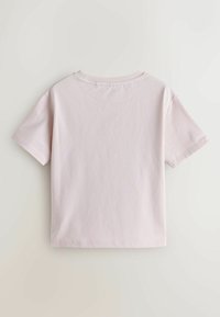 T-shirt à manches courtes de couleur rose clair en coton doux, avec un col rond et un dos simple sans coutures.