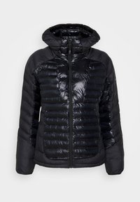 Giacca a vento nera con chiusura a zip, cappuccio e texture trapuntata. Tessuto liscio e lucido con pannelli a coste sul davanti e sulle maniche.