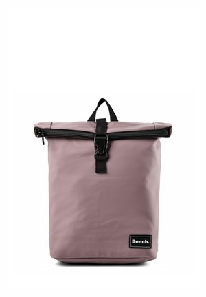 Mauve Roll-Top Rucksack mit schwarzem Schnallenverschluss und Henkel, Bench. Logo-Patch vorne unten rechts.