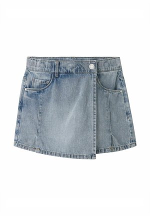 Mini-jupe en denim bleu clair avec rabat avant, passants pour ceinture, deux poches avant et une fermeture à bouton métallique.