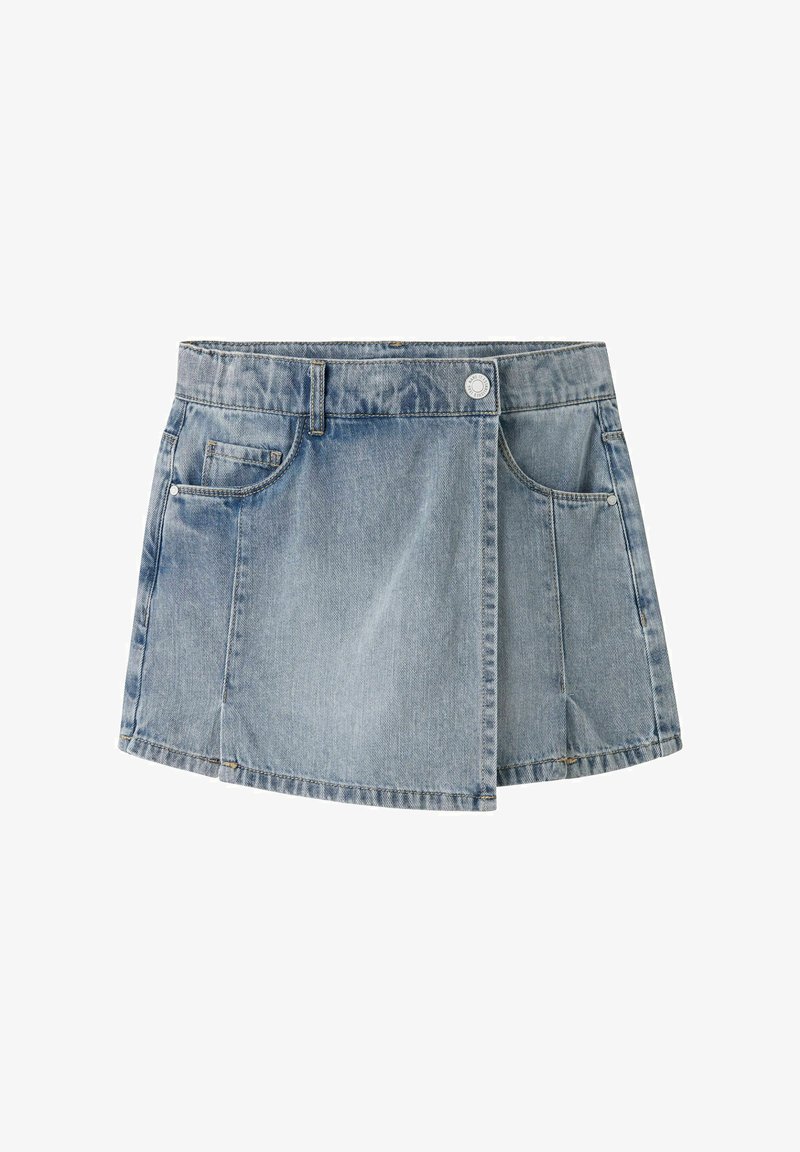 Jasnoniebieska mini spódnica z denimu z przednią klapą, szlufkami na pasek, dwoma przednimi kieszeniami i zapięciem na metalowy guzik.