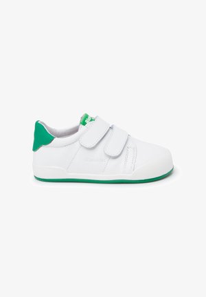 Witte sneakers met groene accenten, met een gladde lederen textuur, verstelbare klittenbandsluitingen en een rubberen zool met een gestructureerde grip.