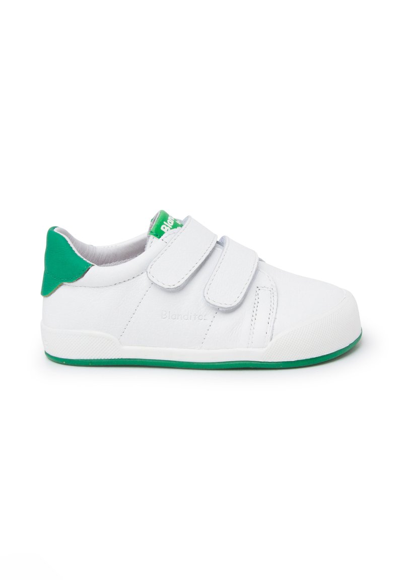 Zapatillas blancas con acentos verdes, con una textura de cuero suave, correas ajustables de Velcro y una suela de goma con un agarre texturizado.