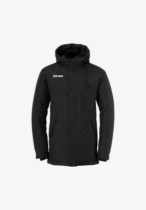 Zwarte geïsoleerde jas van Kempa, met een capuchon, een rits en drukknoopsluiting, twee zakken aan de voorkant en verstelbare trekkoorden op de capuchon.