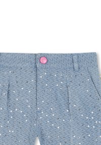 Lichtblauwe broeken met een gestructureerd patroon, versierd met glinsterende pailletten en een roze knoopsluiting aan de tailleband.