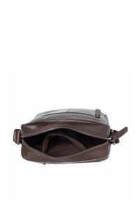 Sac bandoulière en cuir brun avec une fermeture éclair, comprenant un compartiment principal et une poche intérieure. Texture lisse et design minimaliste.