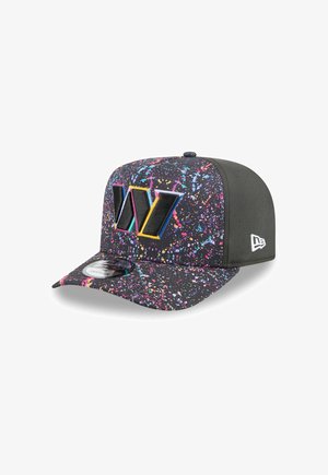Schwarze Kappe mit einem Spritzlackdesign in hellen Farben. Die Vorderseite hat ein erhabenes Logo in Schwarz mit mehrfarbigen Akzenten. Flacher Schirm, atmungsaktives Material.