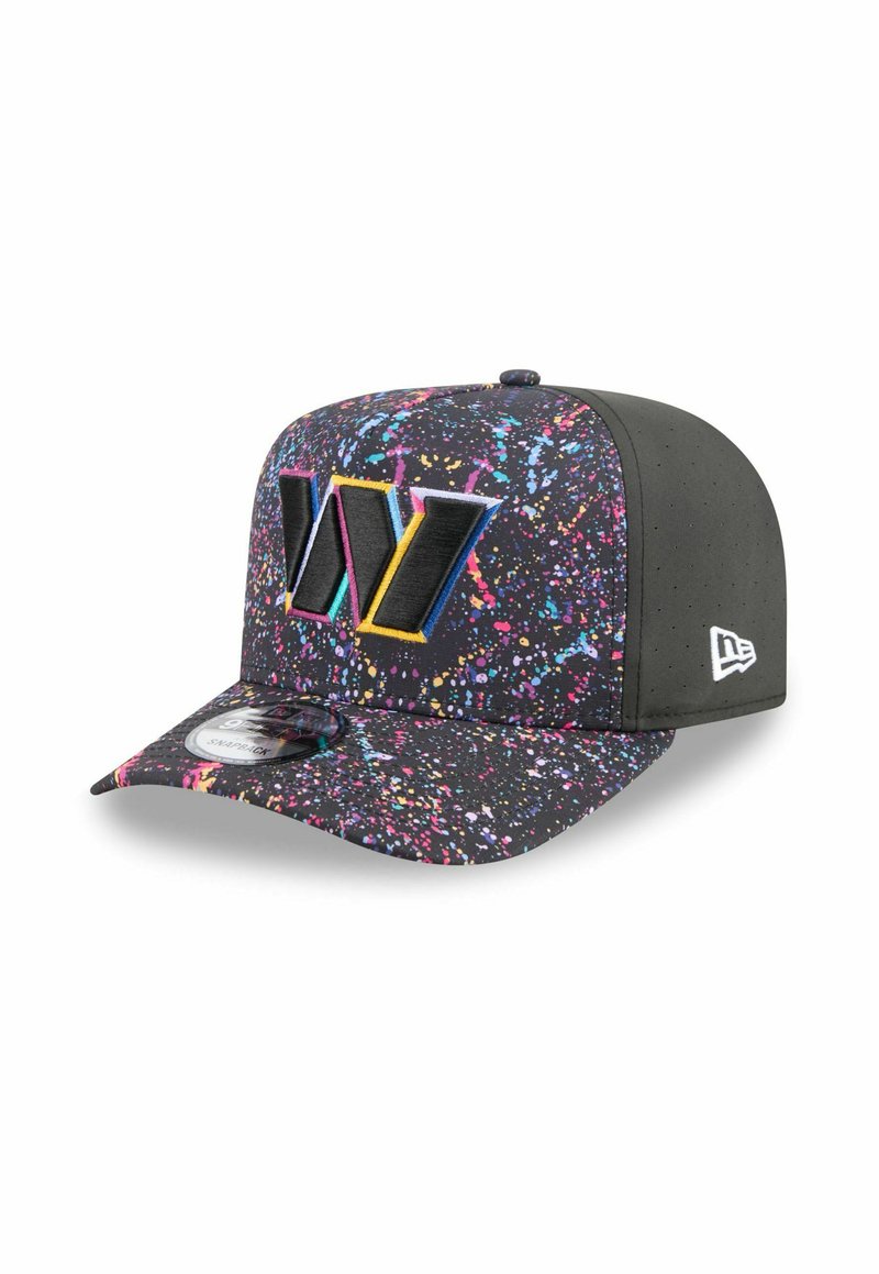 Schwarze Kappe mit einem Spritzlackdesign in hellen Farben. Die Vorderseite hat ein erhabenes Logo in Schwarz mit mehrfarbigen Akzenten. Flacher Schirm, atmungsaktives Material.