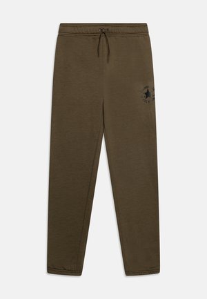 Oliwkowe spodnie dresowe z elastycznym pasem i sznurkiem, zwężane nogawki oraz czarne logo Converse All Star na górnej lewej uda.