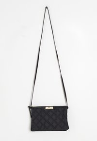 Schwarze, gesteppte Crossbody-Tasche mit strukturiertem Muster, Reißverschluss und metallischem Markenplättchen. Verstellbarer Riemen enthalten.