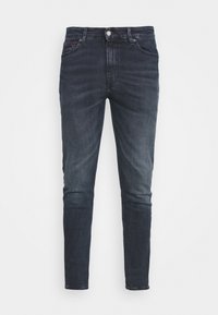 Jeans de mezclilla azul oscuro con corte slim, que presentan un cierre de botón, trabillas para el cinturón y un ligero desgastado, sin patrones visibles ni adornos.