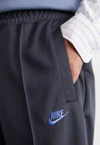 Nike Sportswear CLUB PANT - Teplákové kalhoty - anthracite