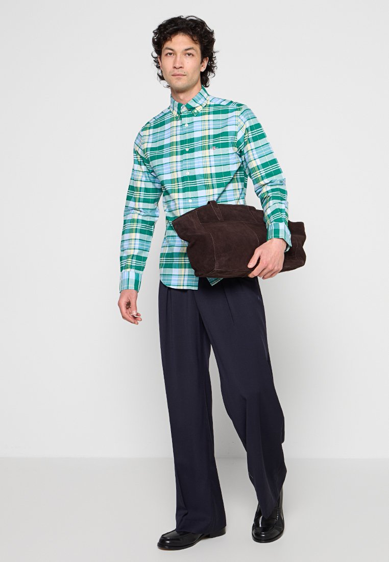 REGULAR FIT