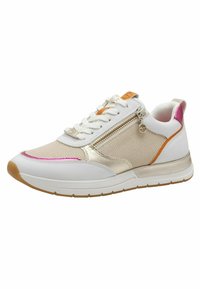 Zapatilla deportiva blanca con acentos de malla, detalles dorados y toques rosas. Presenta una cremallera frontal y acentos naranjas contrastantes. Suela de goma.