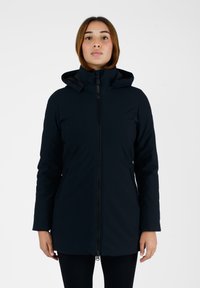 Giacca isolante di un blu navy scuro con zip frontale, cappuccio regolabile e tasche laterali. Tessuto liscio, design di lunghezza media, vestibilità su misura.