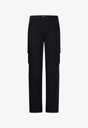Schwarze Cargo-Hose mit geradem Bein, Knopf- und Reißverschluss, Gürtelschlaufen und großen Klappentaschen an beiden Oberschenkeln.