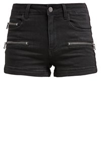 Pantalones cortos de mezclilla negra con botón frontal, pasadores para cinturón y cuatro bolsillos con cremallera plateada, dos verticales y dos horizontales, en la parte frontal.