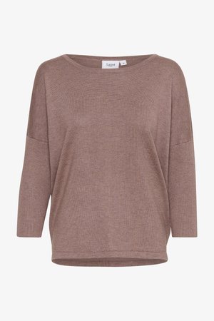 Brun stickad tröja med bred halsringning, trekvartsärmar och en avslappnad passform. Har ribbat mönster och rundad nederkant.