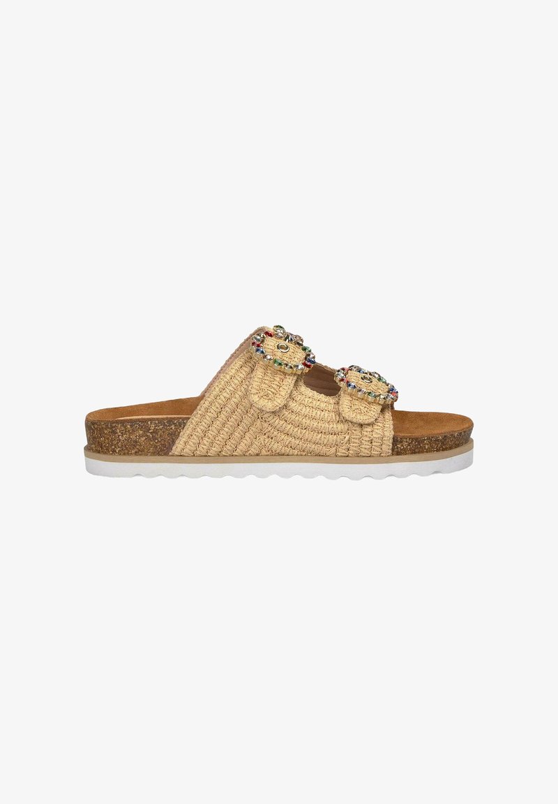 Sandały na płaskiej podeszwie z plecionej słomy z beżową cholewką, korkową wkładką i białą gumową podeszwą, ozdobione koralikowymi klamrami. Teksturowane wykończenie pasków.