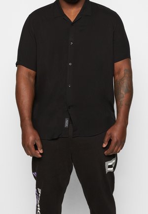 Zwart overhemd met korte mouwen van gladde stof, voorzien van een notch-kraag en een enkele pocket op de linkerkant van de borst.