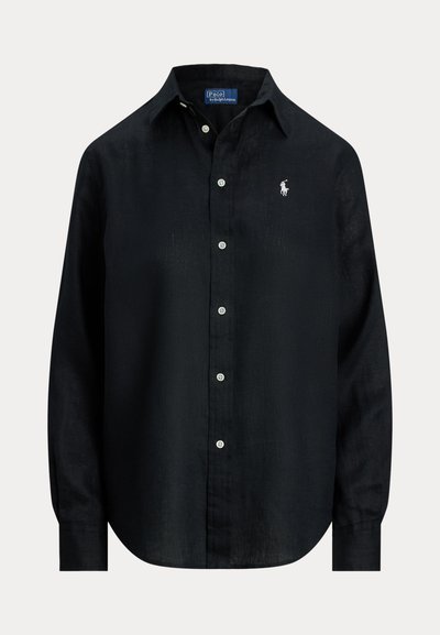 Camisa preta de botão feita de tecido leve, com colarinho clássico, mangas longas e um pequeno logótipo bordado no peito.