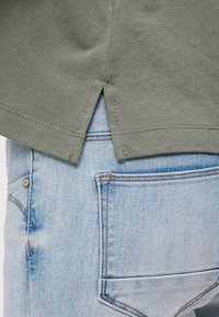 GAP Petite TEE - Top dugih rukava - mesculen green
